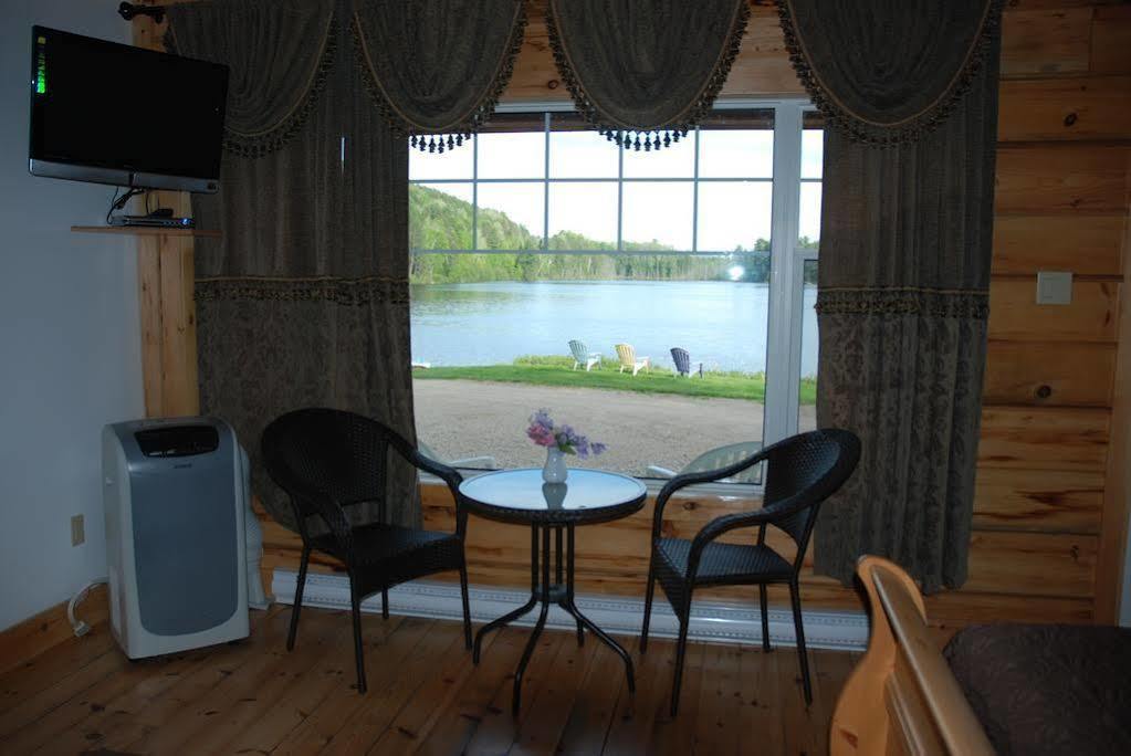 Barry'S Bay Golf Resort Barrys Bay Exterior photo