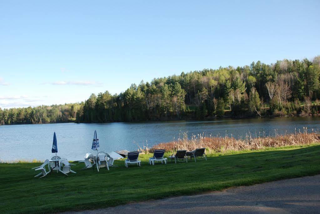 Barry'S Bay Golf Resort Barrys Bay Exterior photo