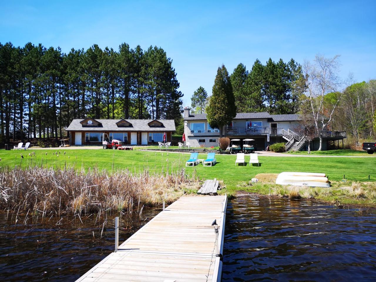 Barry'S Bay Golf Resort Barrys Bay Exterior photo